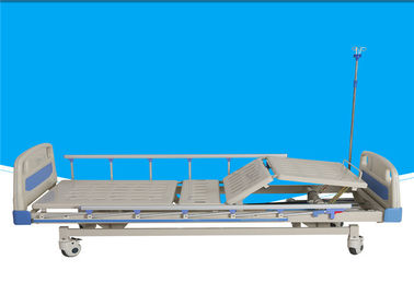 Cama de hospital manual de las manivelas plegables del ABS desmontable con el soporte mesa de comedor/IV