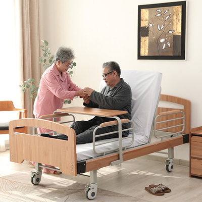 Cama de hospital médica de torneado automática de cuidado eléctrica de la cama con la cama del sitio de hospital de los carriles